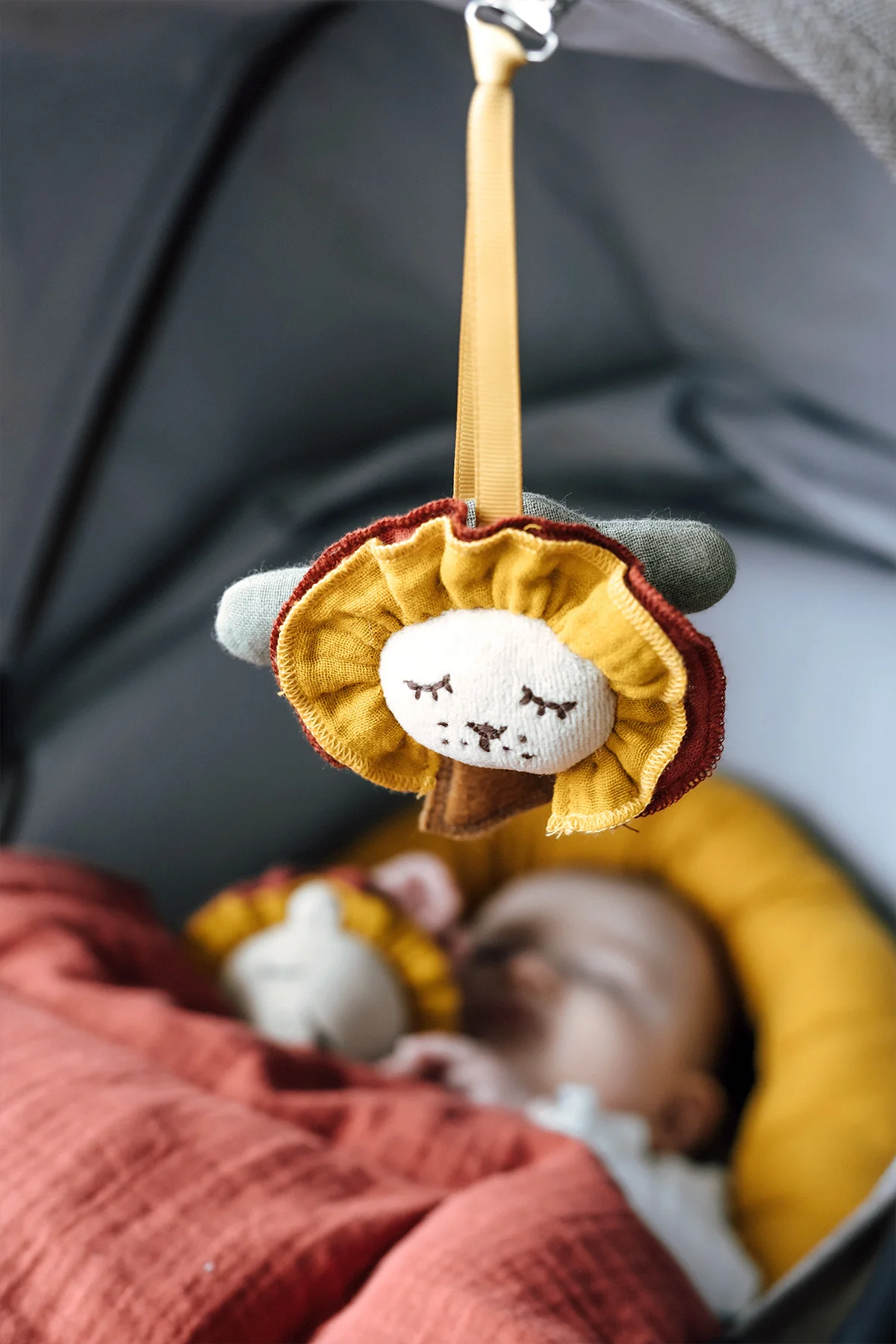 * Kikadu Wooden Clip Tree with | Lion - Image 3