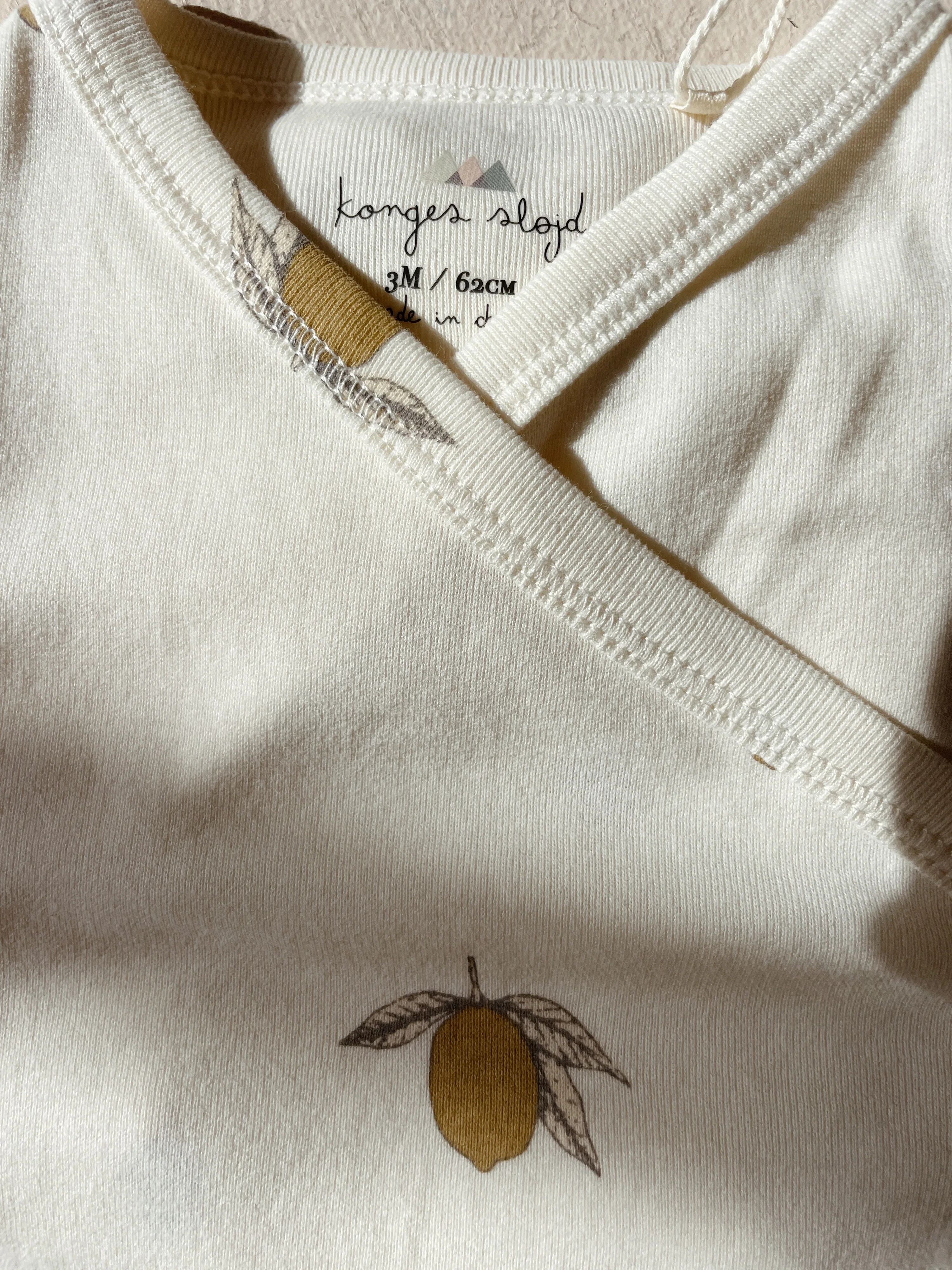 Konges Sløjd Newborn Overslag Rompertje | Lemon - Image 7