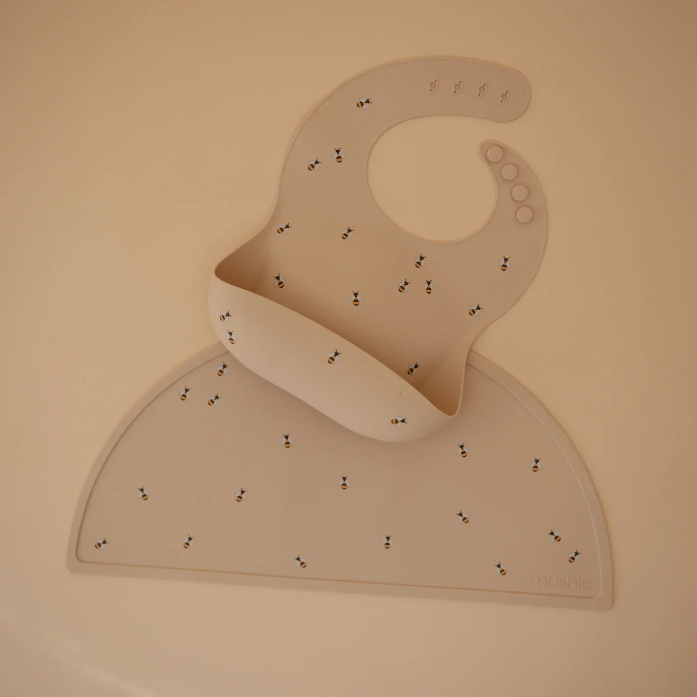 Mushie Bibs Siliconen Slab | Bees - Image 4
