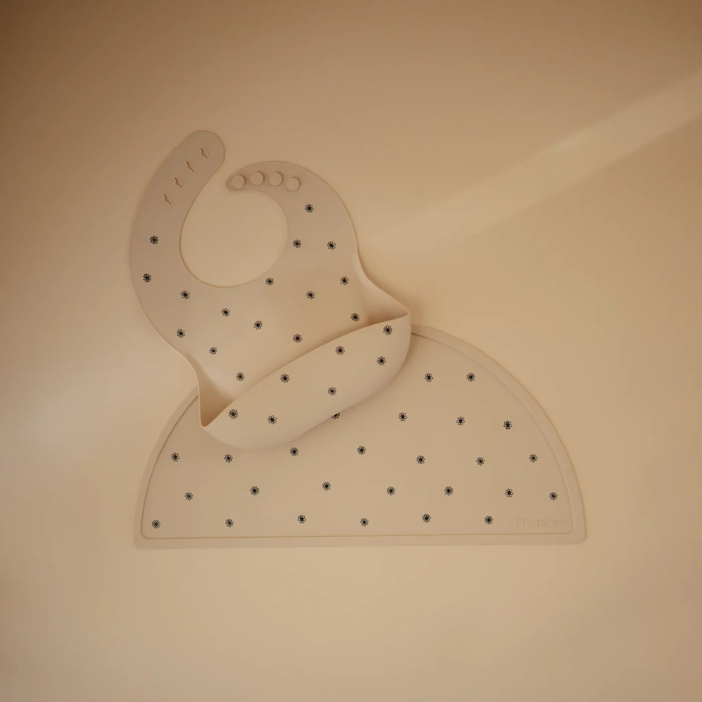 Mushie Bibs Siliconen Slab | Black Daisy - Image 4