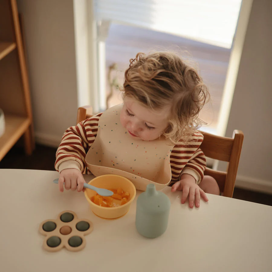Mushie Bijtspeeltje Flower Press Toy | Dried Thyme - Image 3