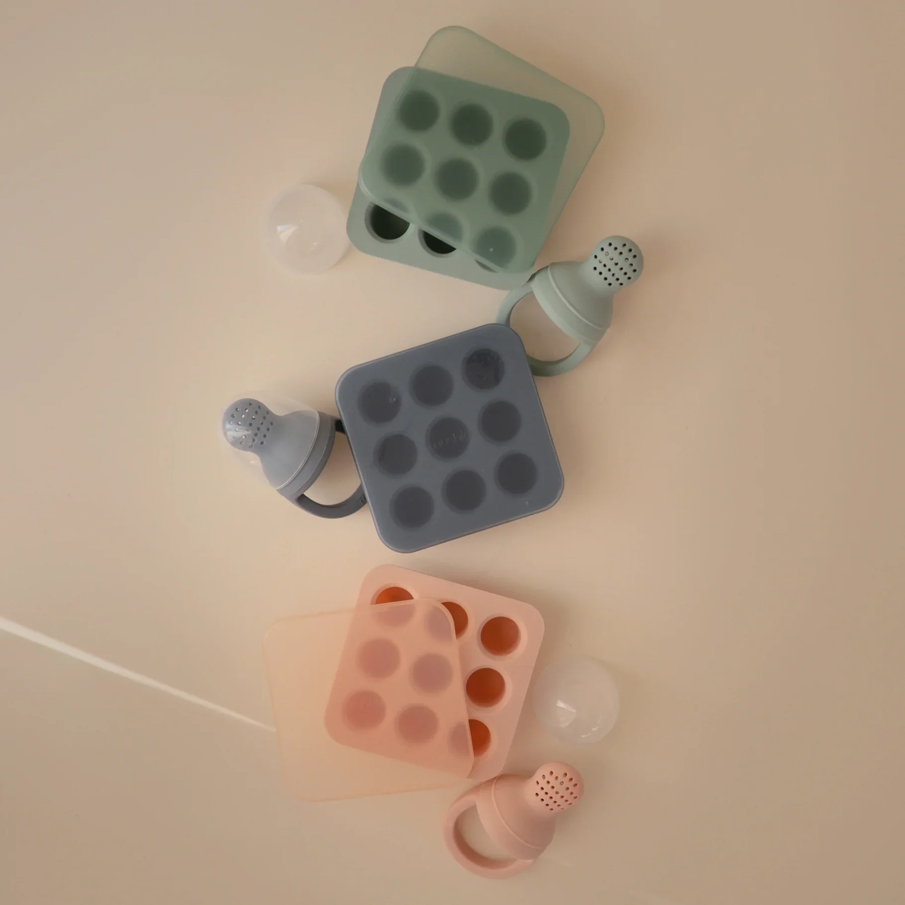 Mushie Diepvries Tray Feeder | Cambridge Blue - Image 3