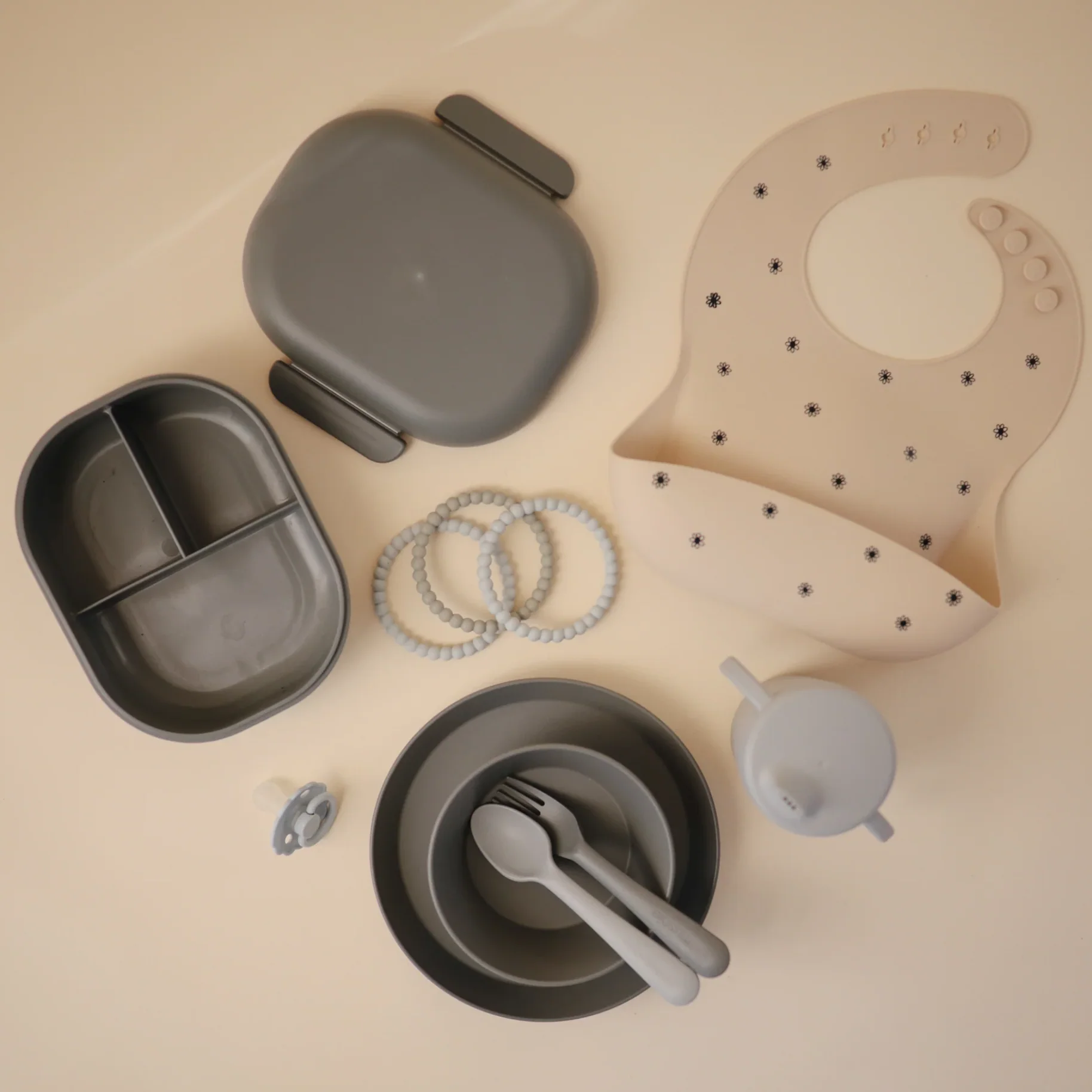 * Mushie Lunchbox Met Vakjes & Bestek | Smoke - Image 2
